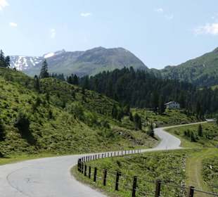 Die Straße schlängelt sich nach oben