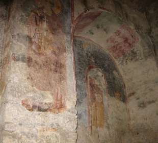 Verblaßte Wandmalerei in der Nikolauskirche