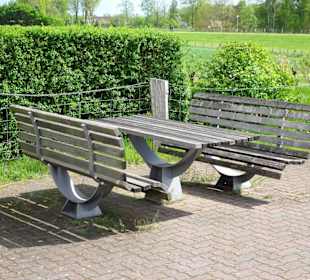 Zahlreiche Bänke begleiten den Rundweg