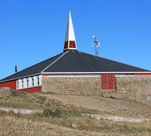 Die Kirche von Tasiilaq - Mit Schutzwällen