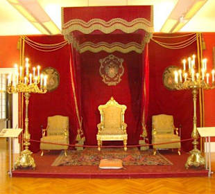 Ausstellungsstücke im Hofmobiliendepot