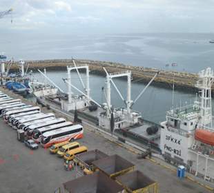 Ein Kreuzfahrtschiff hat angelegt - Busse warten  