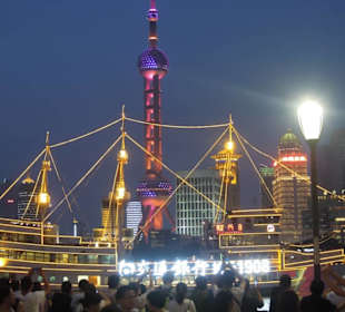 Skyline mit beleuchtetem Schiff