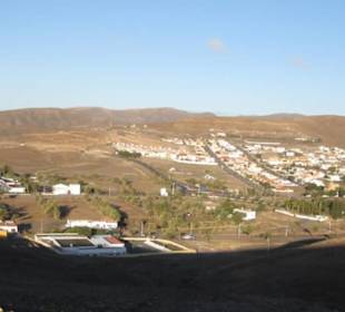 Tarajalejo vom Berg gesehen