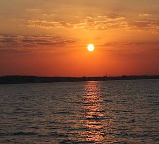 Zurück mit dem Boot mit tollem Sonnenuntergang