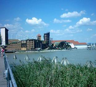 Die Rückseite der Seebühne vom Bad gesehen