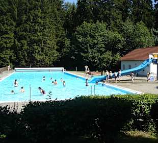 ... in ruhiger und idyllischer Waldrandlage