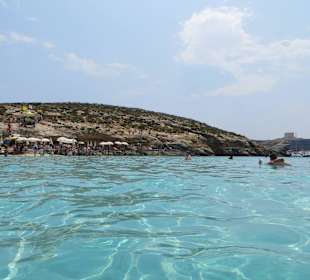 Die vom Comino Hotel & Bungalows ca. 500m entfernte blaue La