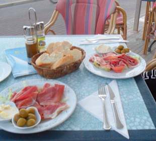 Mittagessen am wunderschönen Strand