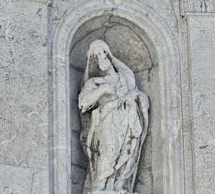 Statuen an der Basilika