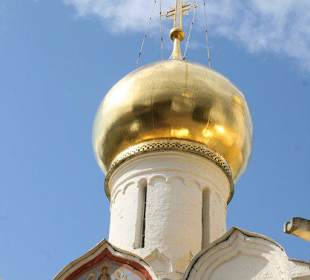 Goldene Kuppel im Sonnenlicht