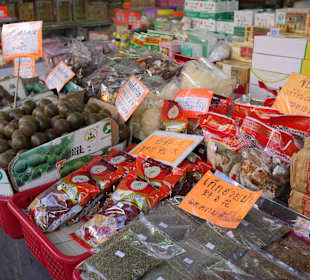 Vor dem Hotel Shanghai Mansion - Yaowarat Road