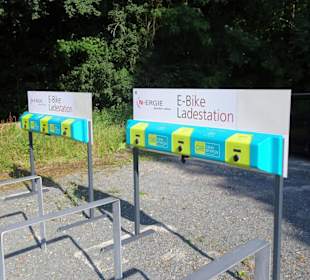 E-Bike-Ladestation am Eingang zum Baumwipfelpfad