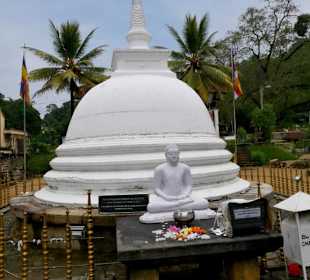 Vor dem Kendy Tempel