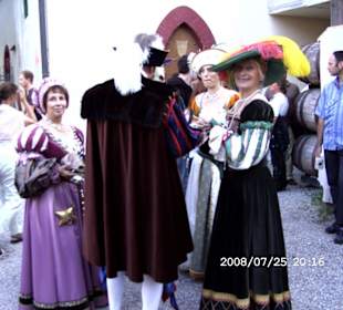 Mittelalterl. Kostüme