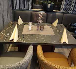 Neue Tische und bequeme Sessel