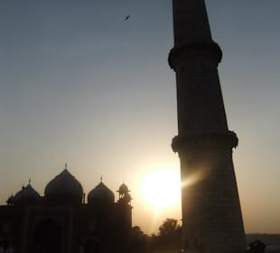 Minareto taj mahal al tramonto