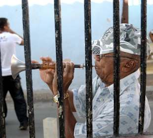 Karneval-Musiker mit trad. Musikinstrument