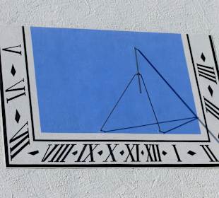 Sonnenuhr am Eingang