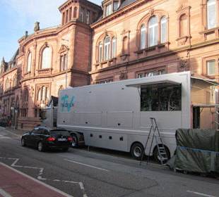 Filmteam vor der Stadthalle