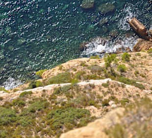 Blick vom Klippenrand senkrecht nach unten