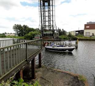 Ein Schiff passiert die geöffnete Brücke