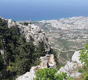 Die mittlere Ebene, unten Girne am Meer