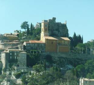 Blick von der Küstenstrasse auf Eze