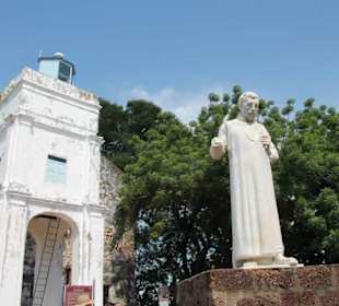 St. Pauls Kirche Vorderanicht und Statue von Francisco de Xa