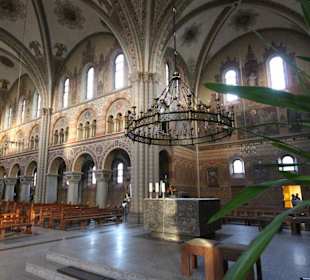 Radleuchter über dem Zelebrationsaltar