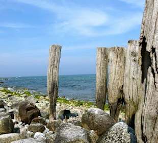 Das Meer unterhalb vom Leuchtturm