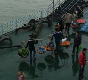 Chinesen auf dem Weg zum Markt von Fengjie