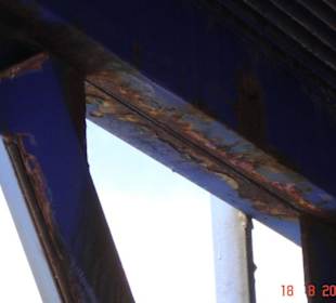 rostige Tägerprofile der Wasserrutsche