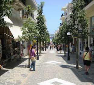 Shoppingstraße in Richtung Hafen