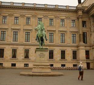 Vor dem Residenzschloss