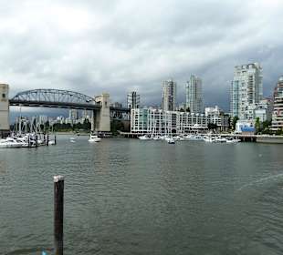 Granville Island mit Burrard Bridge