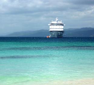 Kreuzfahrtschiff vor Caya Levantado