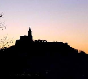Die Burg im Abendhimmel von Ungarn aus betrachtet