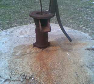 Sehr alte Wasserpumpe