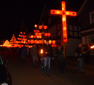 Umzug mit Kreuz und Lampionbäumen