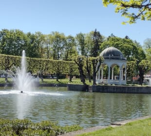 Wasserbecken mit Pavillon