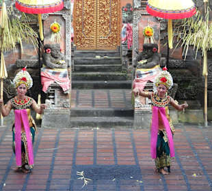 Balin. Tänzerinnen mit ihrer Handkunstdarbietung