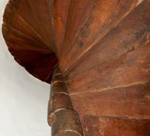 Hölzerne Wendeltreppe