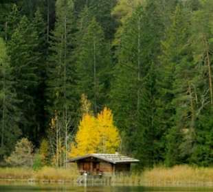 Blick über den See auf die Berge