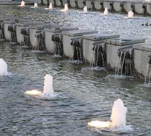 Bei den Wasserkaskaden im Park am Fernsehturm