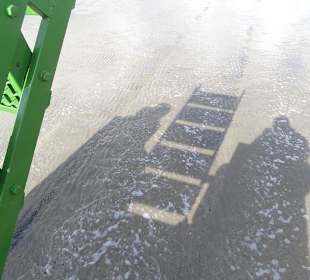 In der Sonne der Blick auf die Fahrspur