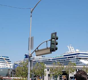 Kreuzfahrtschiff im Hafen