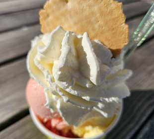 Eisbecher mit Sahne