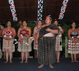 В театре Маори.