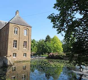 Umgeben vom Wassergraben